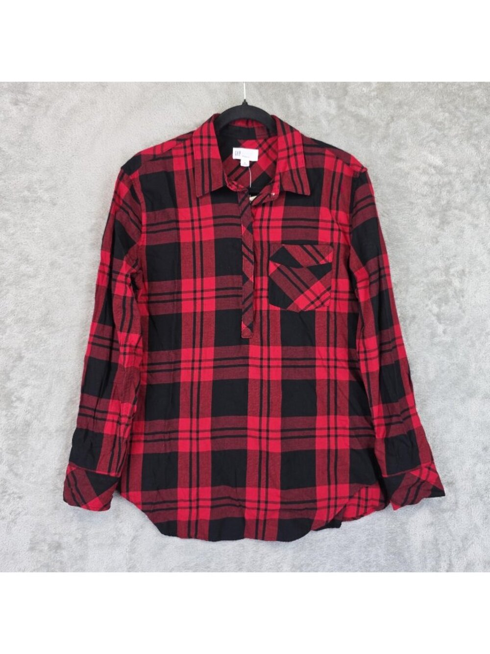 Gap Button Up Shirt Womens M Red Black Plaid Collared Long Sleeve Boyfriend Fit